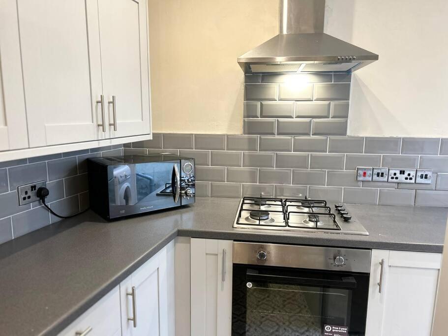 Snug Central Belfast Home, 2 Minutes From Ormeau Park! Екстериор снимка