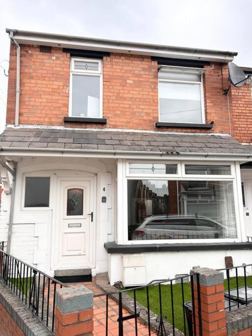 Snug Central Belfast Home, 2 Minutes From Ormeau Park! Екстериор снимка