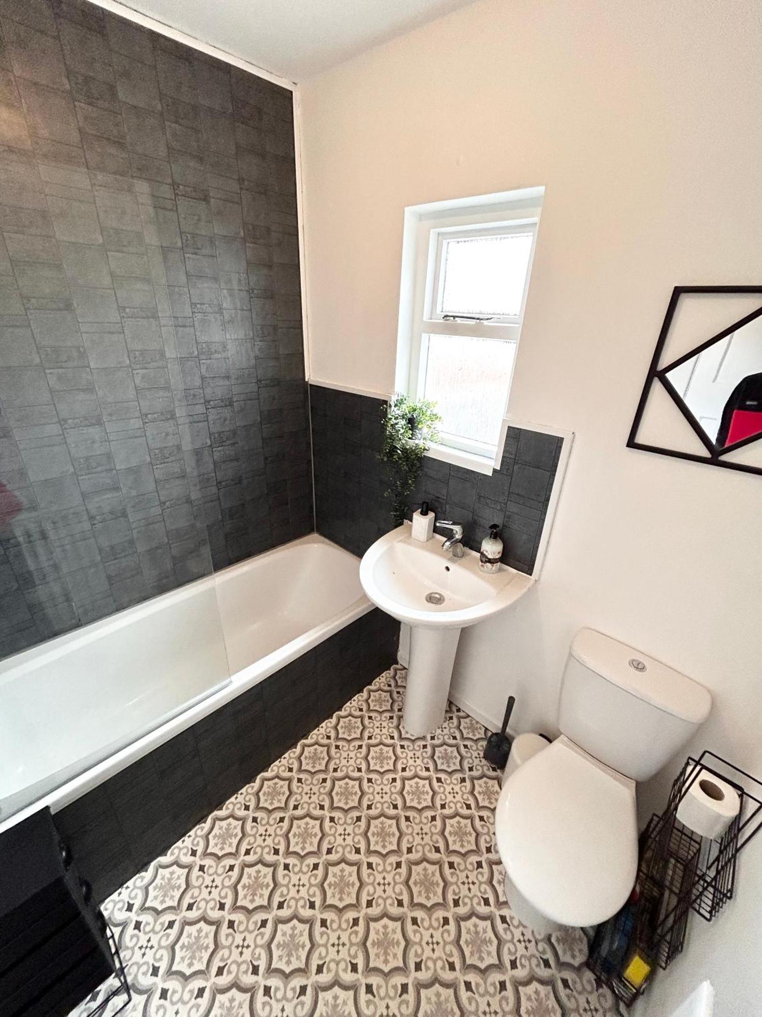 Snug Central Belfast Home, 2 Minutes From Ormeau Park! Екстериор снимка